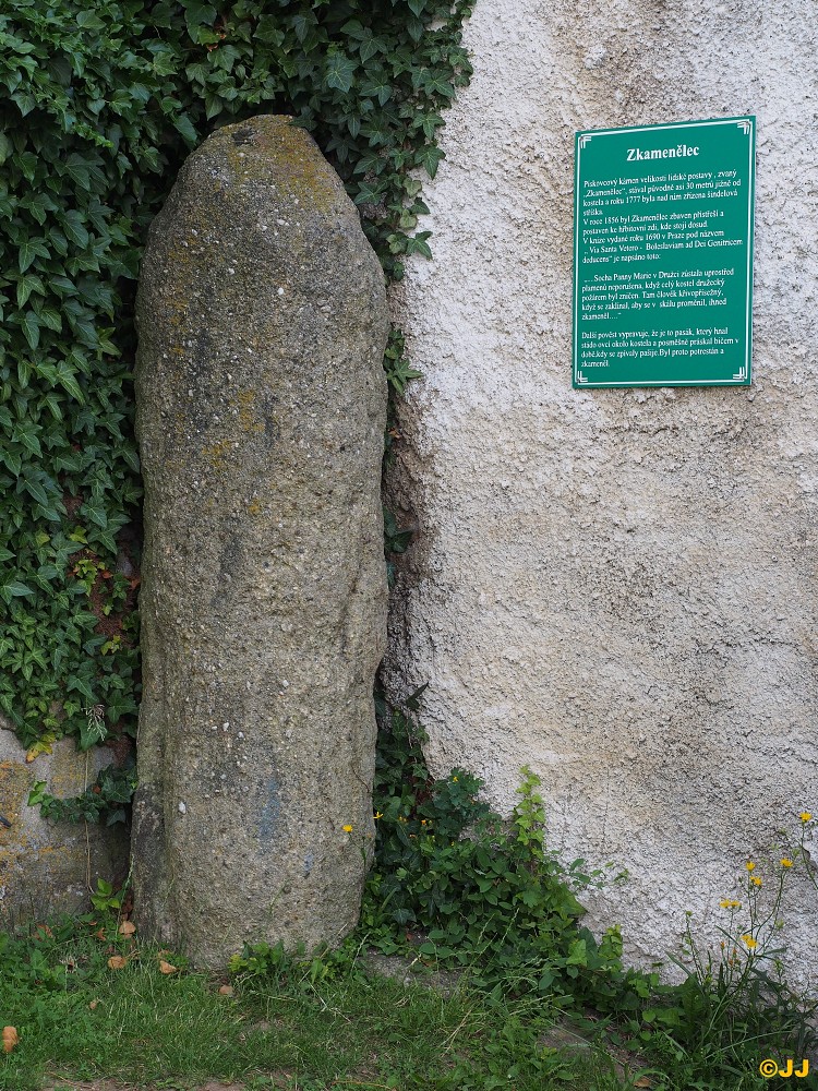 Žehrovický kámen v obci Družec