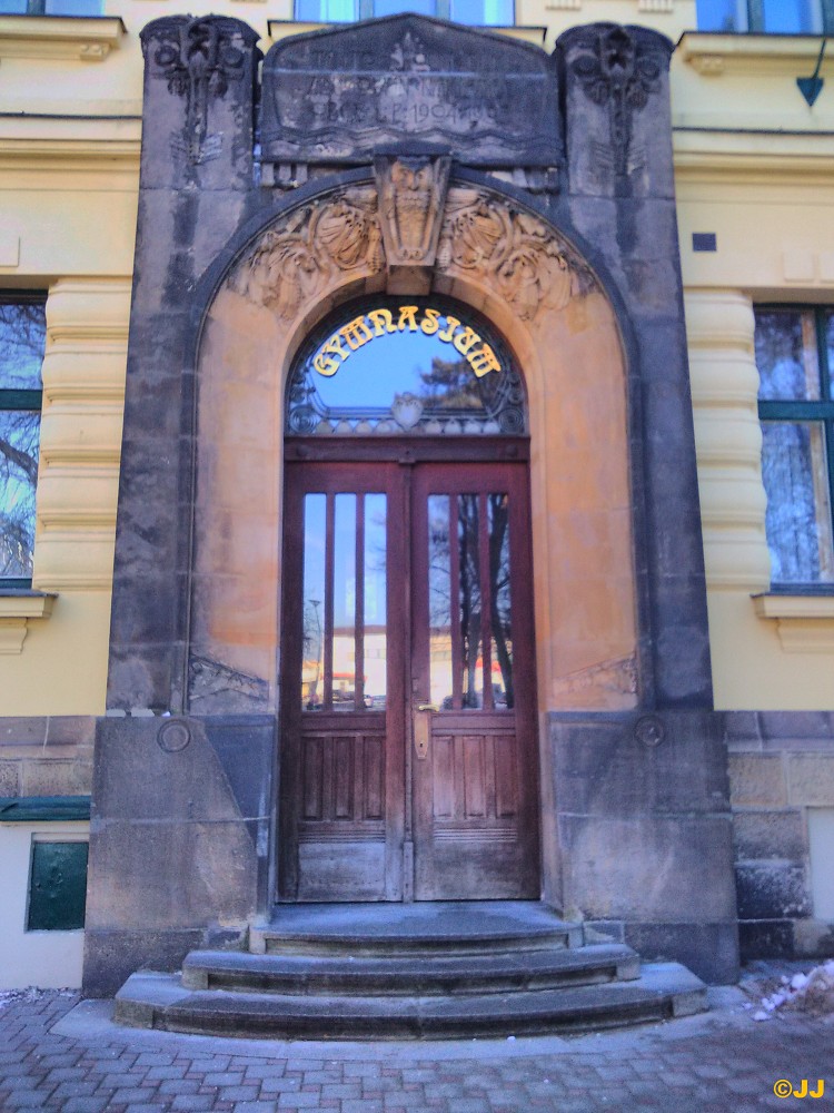 Vstupní portál nade dveřmi gymnazium v Kladně