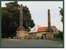 Obelisky na vjezdu do zámku ve Smečně      